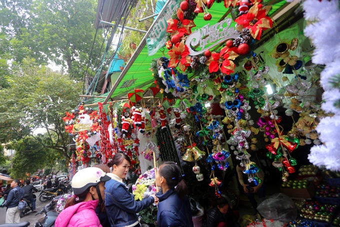 Hanoians shop for Christmas - 3 Hanoians shop for Christmas - 3