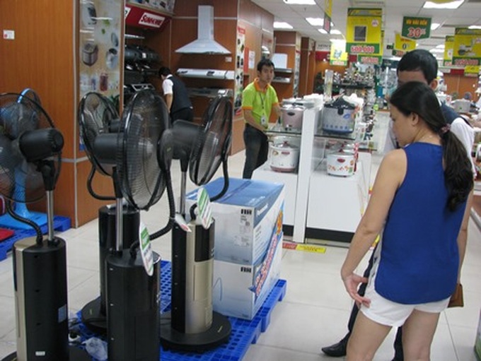 Air conditioner and fans sales soar in Hanoi heat wave - 1