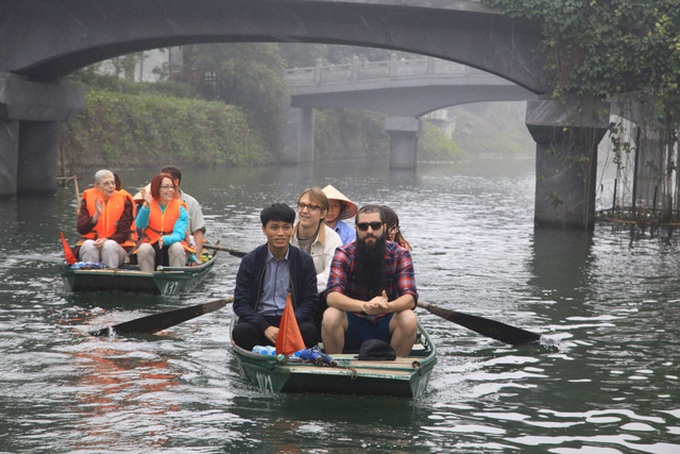 Kong director returns Vietnam with his family - 2