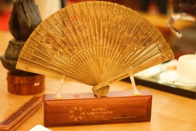 Vietnam gifts 100 valuable fans to APEC representatives - 1