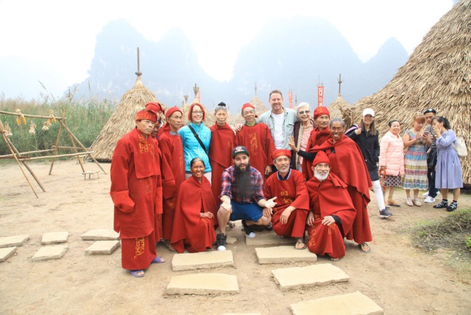 Kong director returns Vietnam with his family - 5