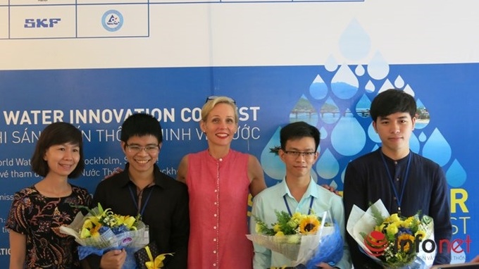 Team wins Smart Water prize - 1