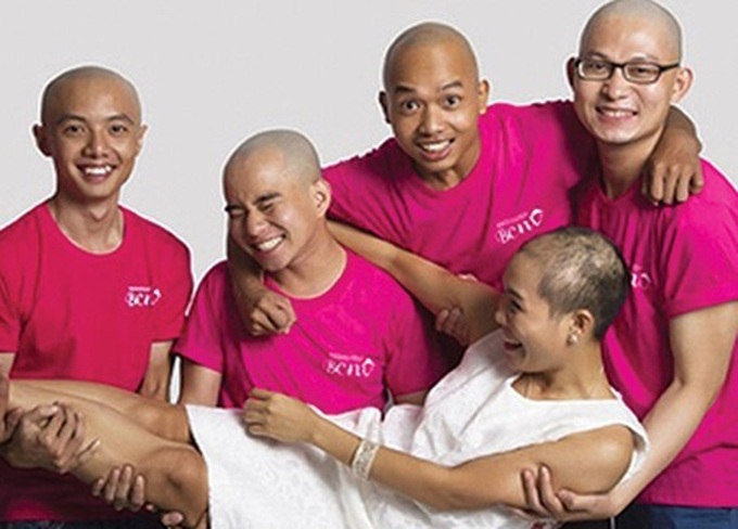 Bald pictures lift up cancer patients - 1
