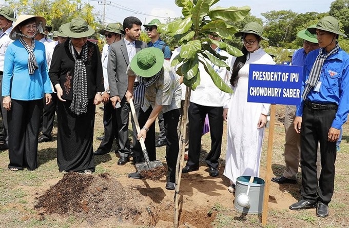 IPU delegation plants trees in HCM City - 1 IPU delegation plants trees in HCM City - 1