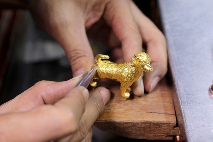 Gold dog products attract customers on the God of Wealth Day - 1