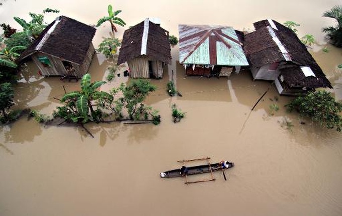 Thousands flee storm, persistent floods in Philippines - 1