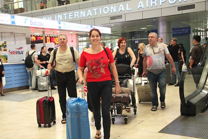 Cam Ranh airport opens VAT refund booth - 1