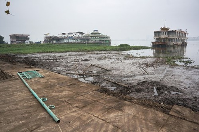 West Lake covered with rubbish after floating restaurants dismantled - 3
