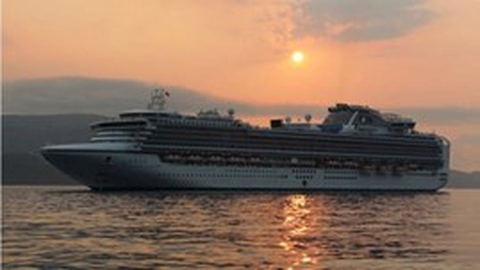 Luxury cruise liner arrives at Nha Trang port - 1