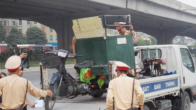 Hanoi police crack down on substandard motorbikes, three-wheelers - 1