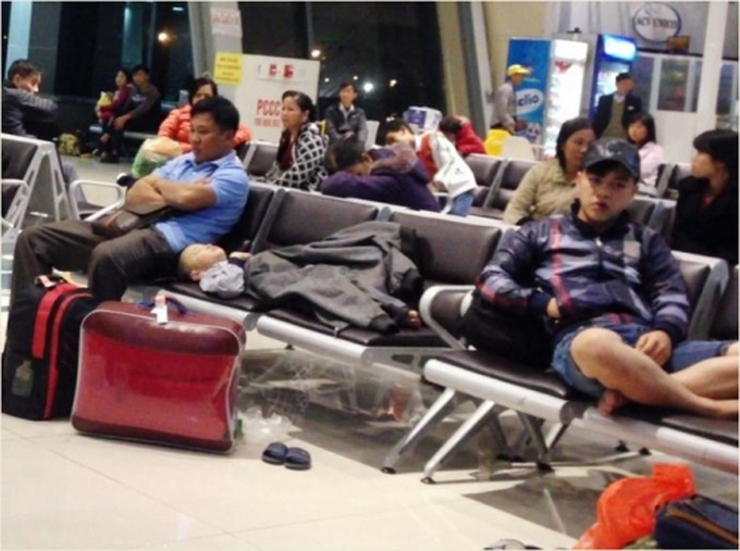Flight cancellations leave hundreds stranded - 1