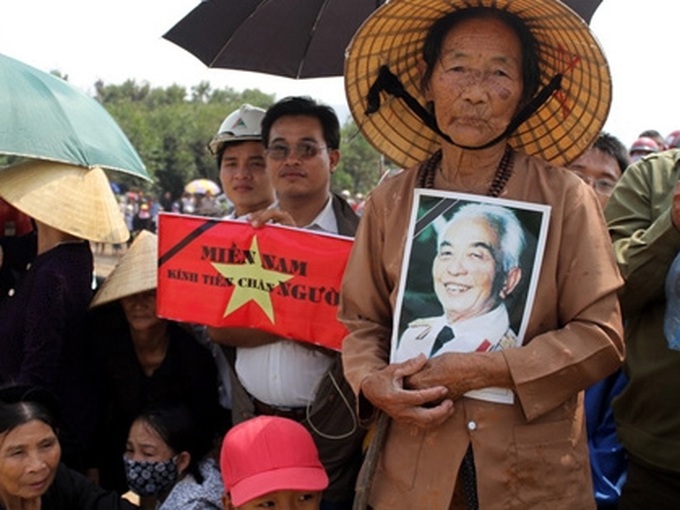 Thousands flock to General Giap’s tomb - 1 Thousands flock to General Giap’s tomb - 1