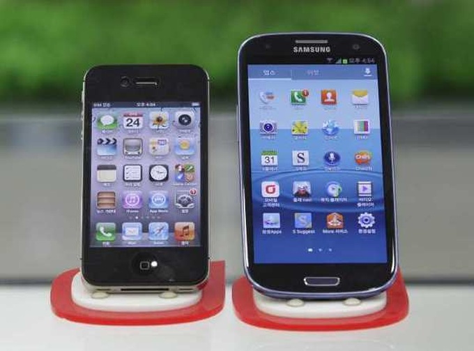Apple takes aim at Samsung's Galaxy S III phone - 1
