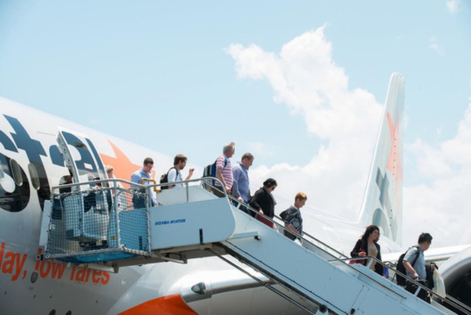 Jetstar bans in-flight use of mobile chargers - 1