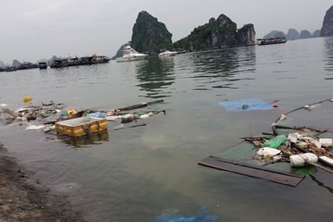 Ha Long Bay surrounded by rubbish - 1