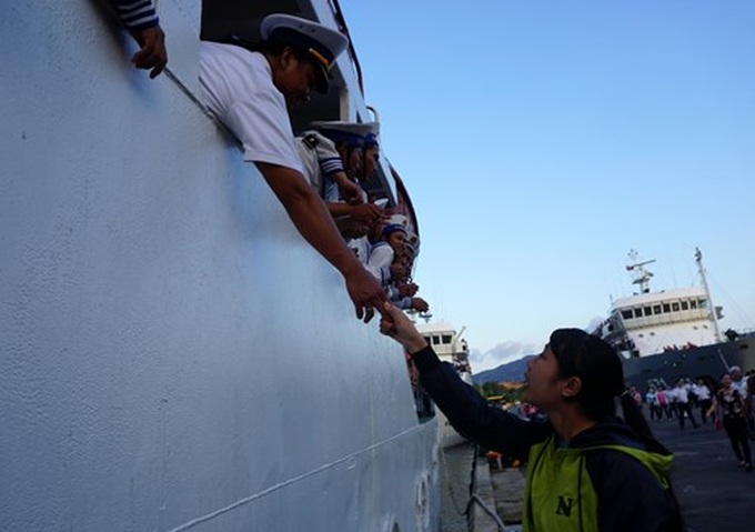 Tet gifts brought to Spratly Islands - 6