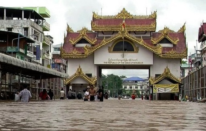 Myanmar floods leave 33,000 in camps, three dead - 1