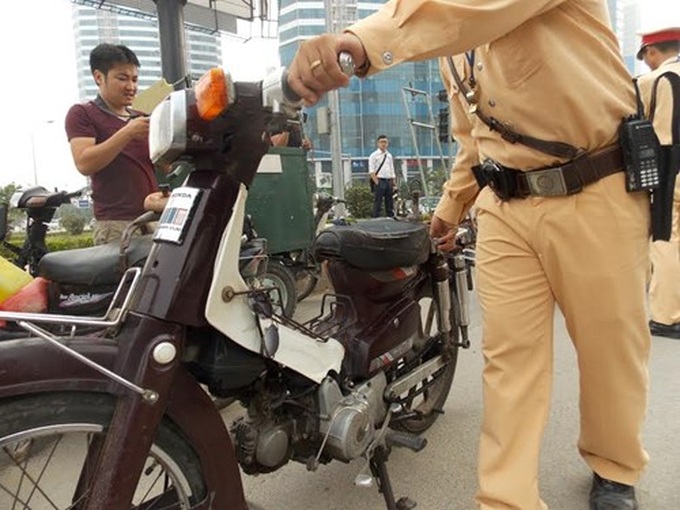 Hanoi police crack down on substandard motorbikes, three-wheelers - 5