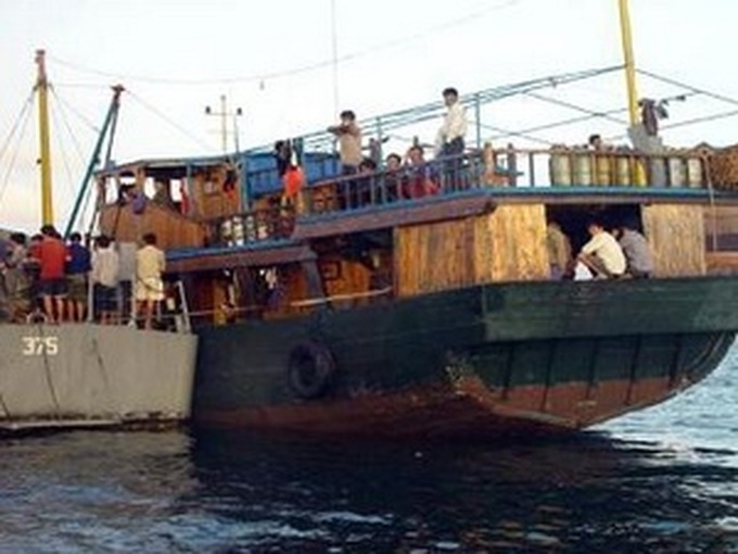 Vietnam asserts peaceful measures for East Sea disputes - 1