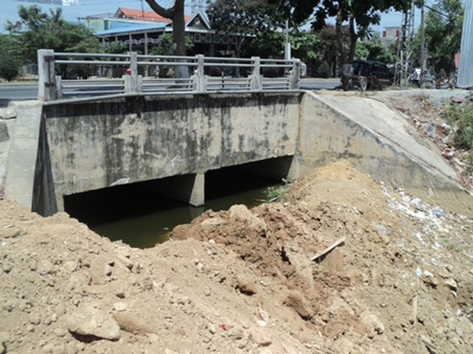 Incompetent planning leaves neighbourhood swimming in sewage - 4
