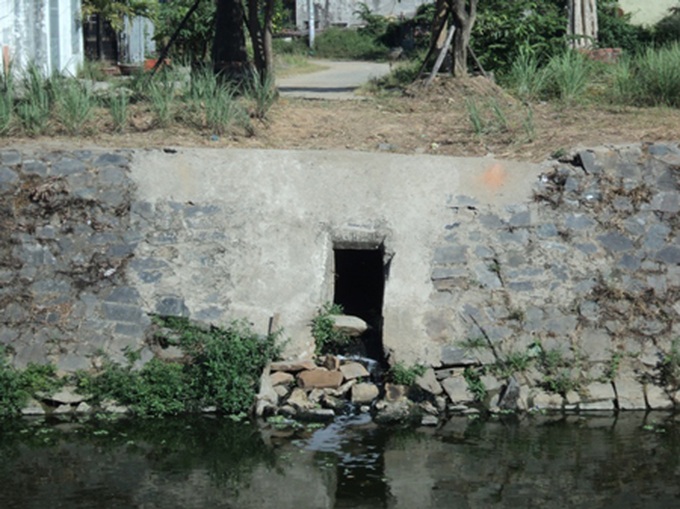Incompetent planning leaves neighbourhood swimming in sewage - 2
