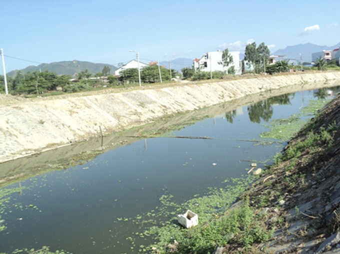 Incompetent planning leaves neighbourhood swimming in sewage - 1