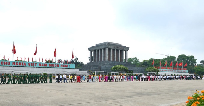 Thousands pay tribute at Ho Chi Minh Mausoleum - 1