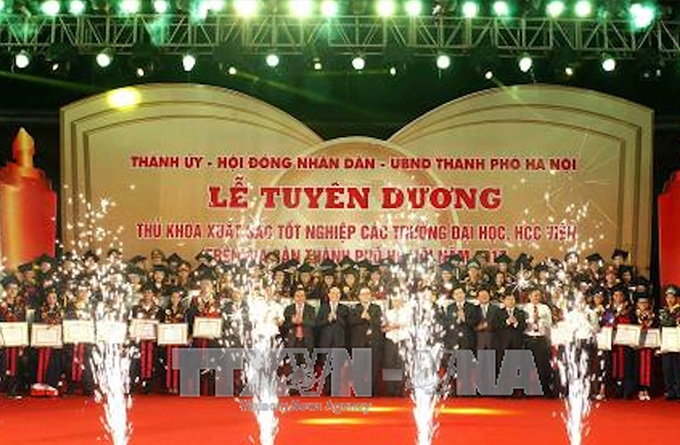 Hanoi honours 88 outstanding graduates - 1