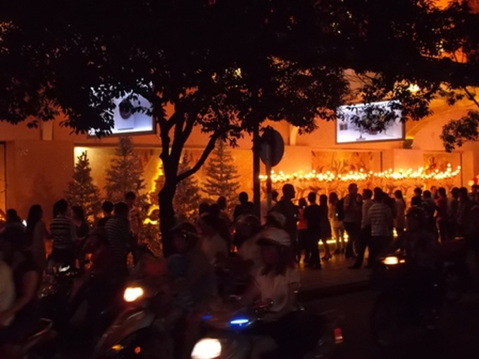 Boisterous Christmas atmosphere in HCM City - 4