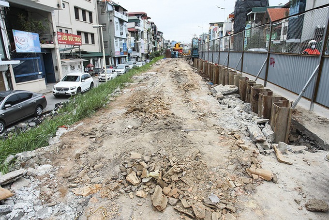 Traffic construction causes chaos in Hanoi's Tay Ho District - 2