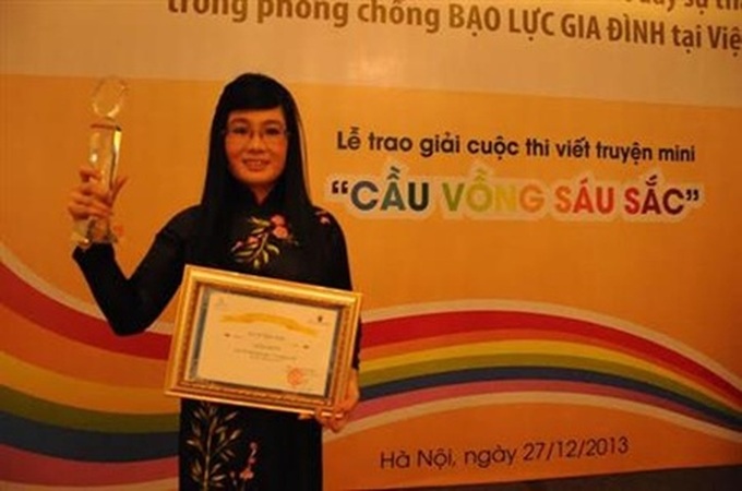 Writer receives prize for covering LGBT issues - 1