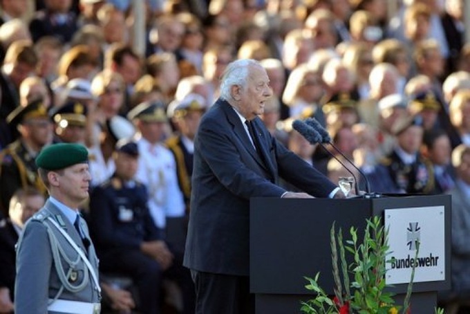 Last remaining member of Hitler assassination plot dies - 1