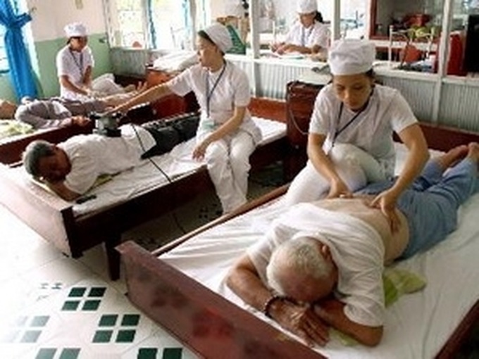 Vietnam, Japan exchange nurse practitioners and orderlies - 1 Vietnam, Japan exchange nurse practitioners and orderlies - 1