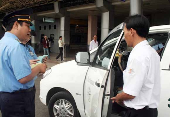 Transport Ministry to inspect taxi firms at Tan Son Nhat Airport - 1