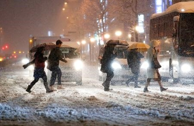 Thousands stranded, scores injured in snowbound Tokyo - 1