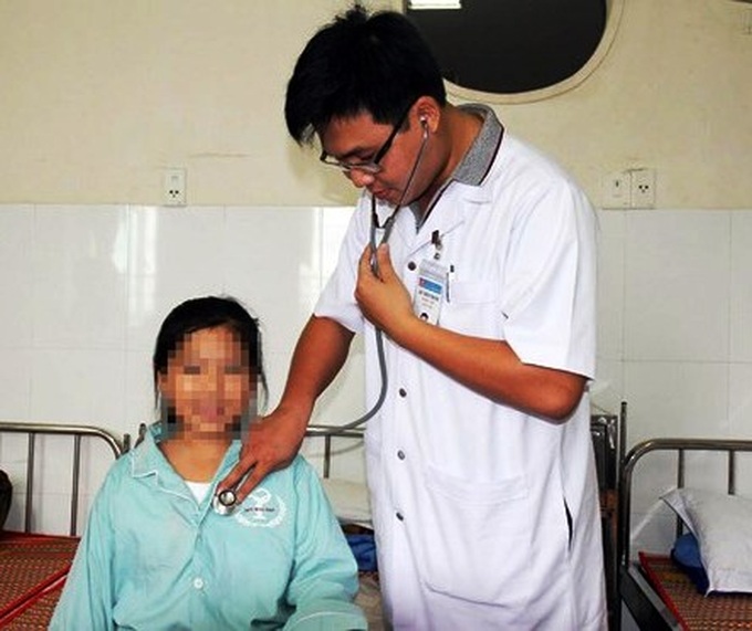 Girl in Gia Lai suffers from bloody sweating - 2