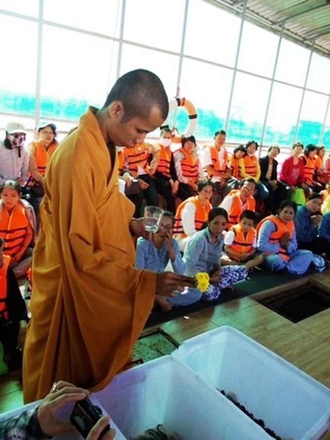 Fish-releasing ritual on Saigon River gains attention - 3 Fish-releasing ritual on Saigon River gains attention - 3