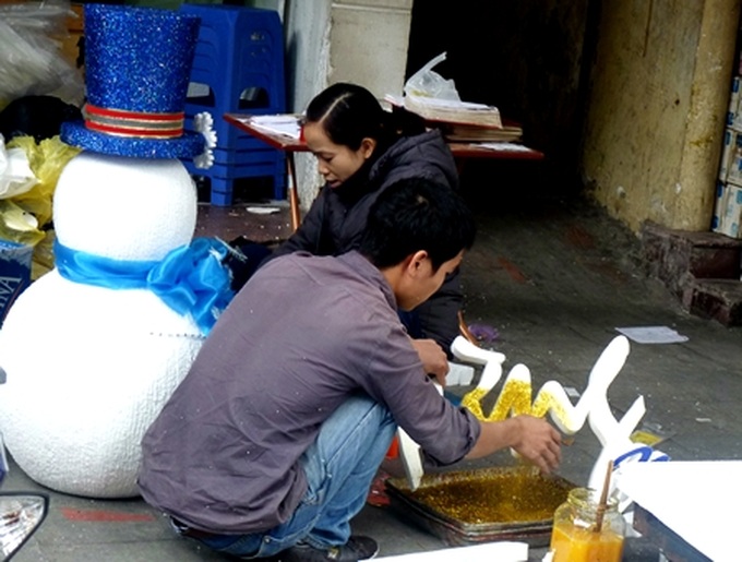 Young Vietnamese embrace Christmas - 9
