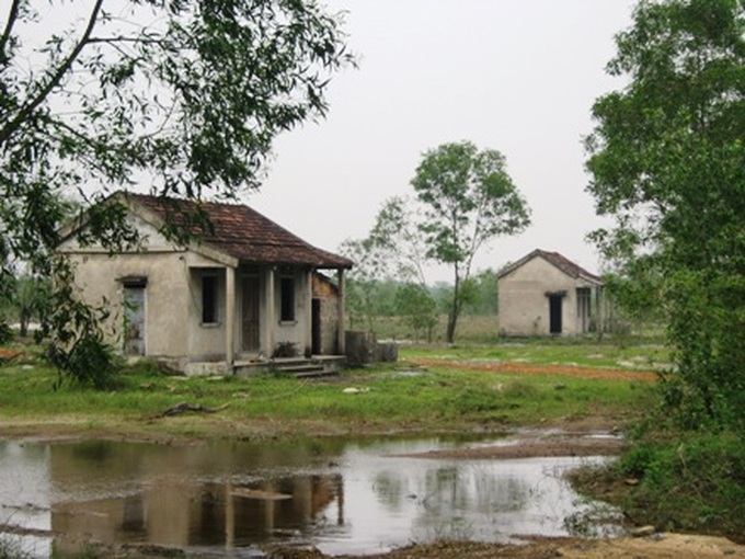 Residents in ecological villages abandon homes - 1
