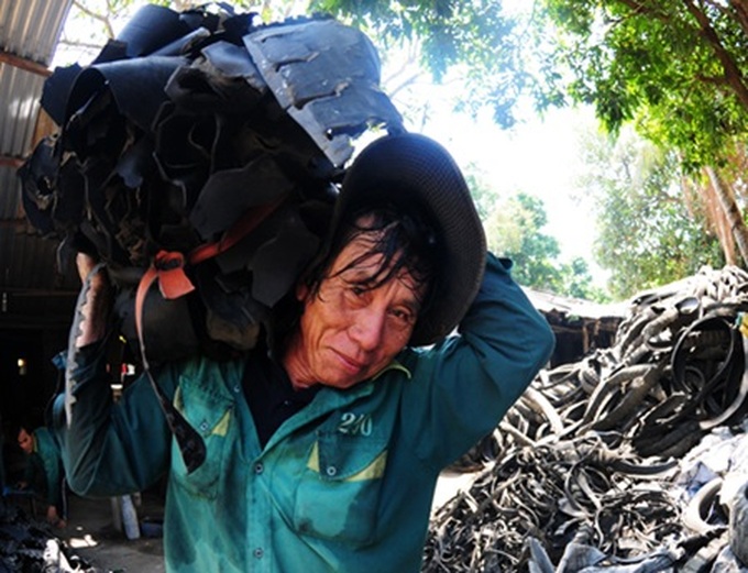 Recycling of tyres poses health risk in village - 1