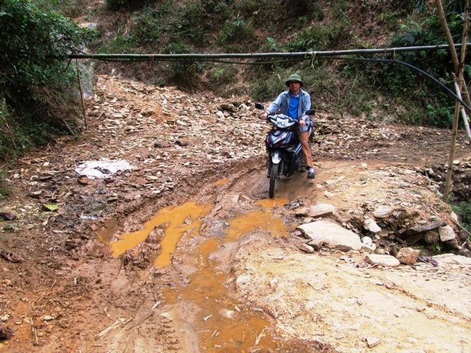 Mixed aged pupils share classroom in mountainous area - 5