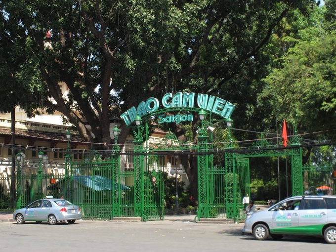 Visitors pester HCM City zoo animals - 1