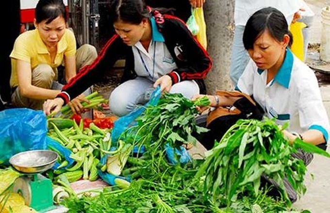 Vietnamese workers upset by modest wage increase proposal - 1