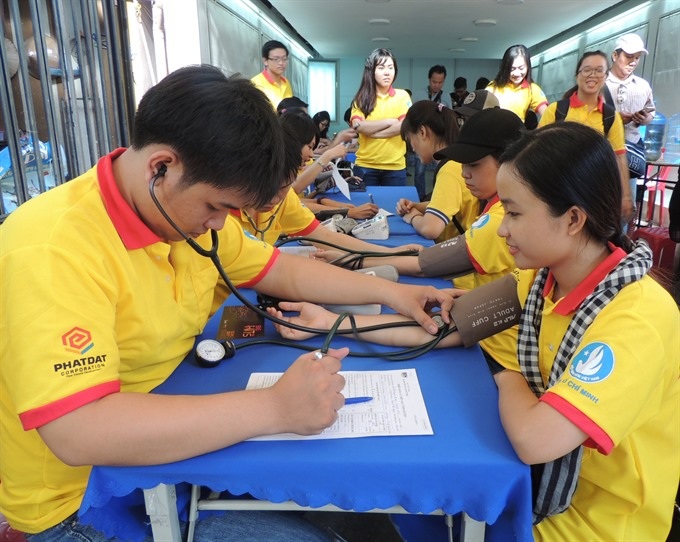 Students spring-clean houses for charity - 1