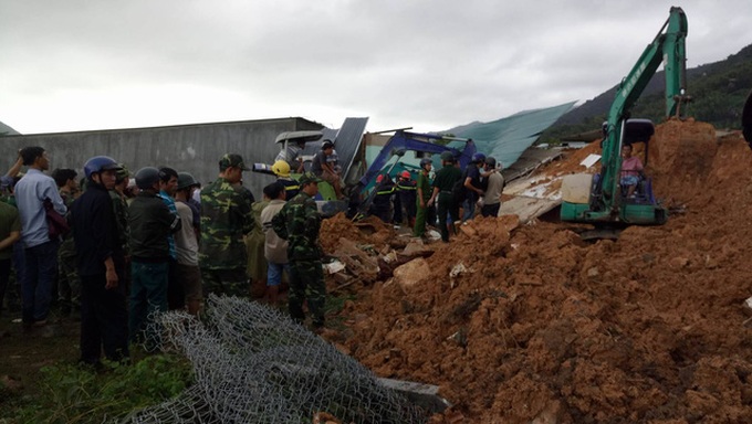 Four people killed in landslide in Nha Trang - 1