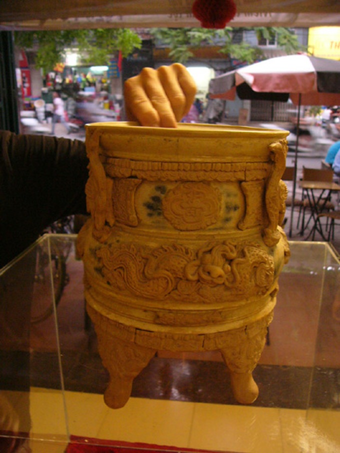 Antiques and precious paintings on display - 2