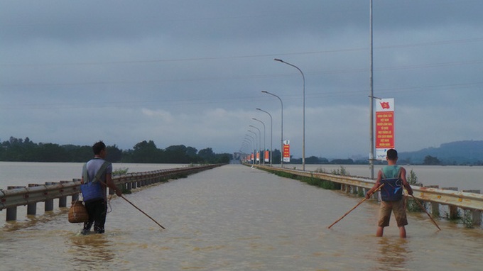 Hanoi suburbs under water after heavy rains - 4 Hanoi suburbs under water after heavy rains - 4