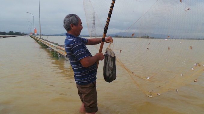 Hanoi suburbs under water after heavy rains - 6 Hanoi suburbs under water after heavy rains - 6