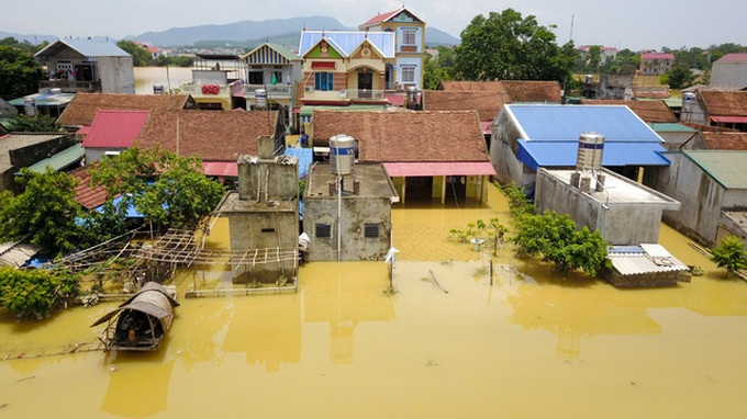 Floods ravaging Hanoi suburban localities - 8