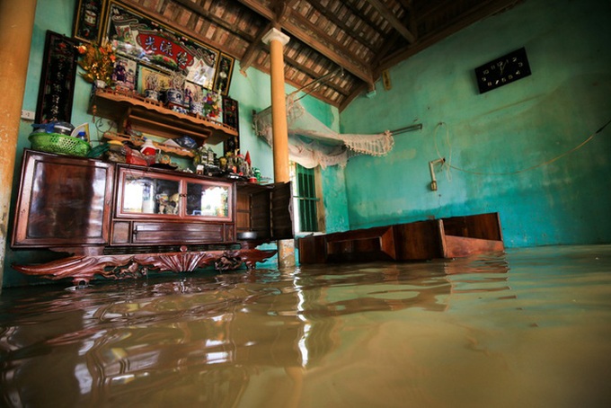 Floods ravaging Hanoi suburban localities - 11